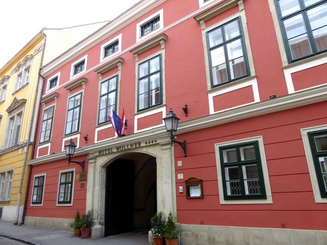 そこを少し歩くと鮮やかなバロック建築のホテルに出ます。<br />