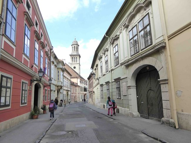 学校帰りの子供たち。<br />観光客の姿が全く見えない通りを歩いていると、私たちもショプロンの住民になったような気がします。<br /><br />ホテル・ヴォルナーの向かい側もそうそうたる歴史的なバロック様式の建物が並んでいます。<br /><br />そういえば車は1台も見かけません。<br />車両乗り入れ禁止になっているのでしょうか。<br />