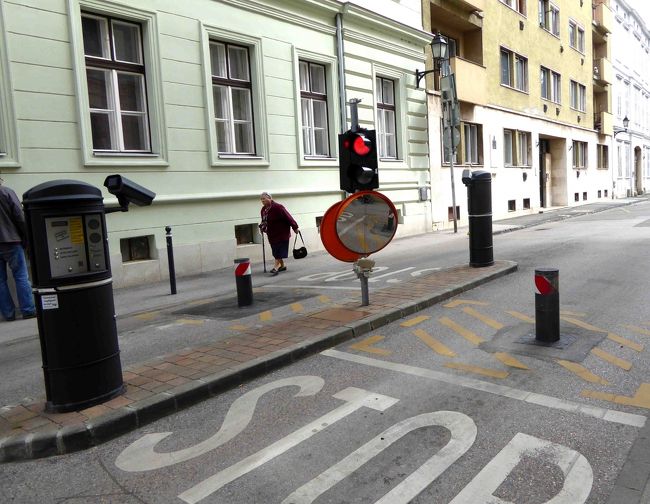 通りすがりに駐車システムを見かけました。<br /><br />ボタンを押すと正面のポールが引っ込んで車が通れるようになります。<br />この先が駐車場なのでしょうね。<br /><br />何でも興味津々のシニア達。<br />