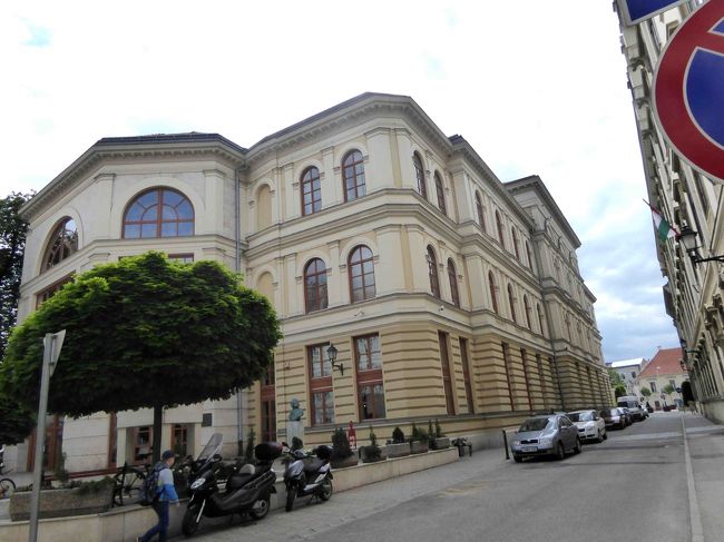 リストの銅像がある場所に出てきました。<br />もしかしてここが彼が9歳の時にピアノを演奏して、神童ぶりを発揮した館だったのでしょうか。<br />