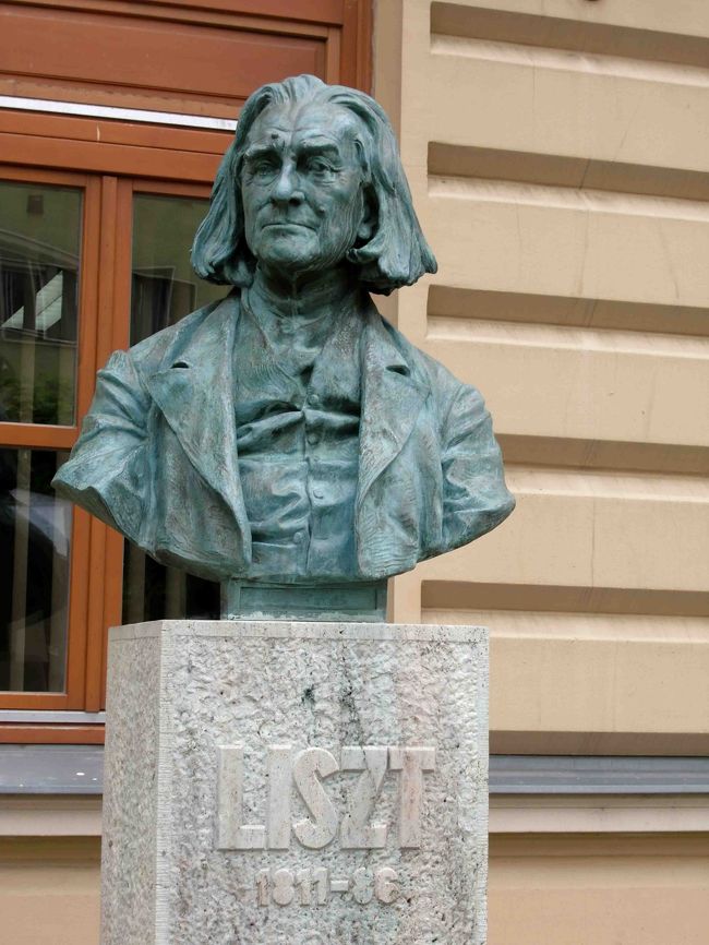 リストの銅像。晩年のリストのようです。<br /><br />リストはバイロイトで亡くなりました。<br />リストの娘コジマがリヒャルト・ヴァーグナーと、今流に言えば不倫に走った後、リストとヴァーグナー、コジマ夫婦とは長い間絶好状態にありました。<br />しかし晩年になるとリストの気持ちも少しずつ氷解し、二人が住んでいるドイツのバイロイトにしばしば訪れるようになりました。<br />そして1886年7月、バイロイト祝祭歌劇場でヴァーグナー作曲の「トリスタンとイゾルデ」を鑑賞した後、風邪をこじらせて亡くなります。74歳でした。<br /><br />娘コジマの強い希望により彼の亡骸はバイロイトの墓地に埋葬されています。<br /><br />バイロイト、リスト関係の旅行記<br />http://4travel.jp/travelogue/10790361<br />