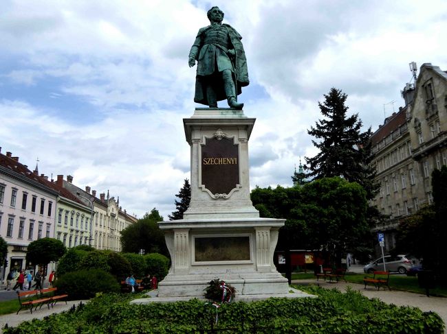 ここはセーチェニ公園と言うそうです。<br /><br />セーチェニ・イシュトヴァーンの像。<br />19世紀前半にハンガリーで活躍した名門貴族。<br />政治家としても辣腕を奮いました。
