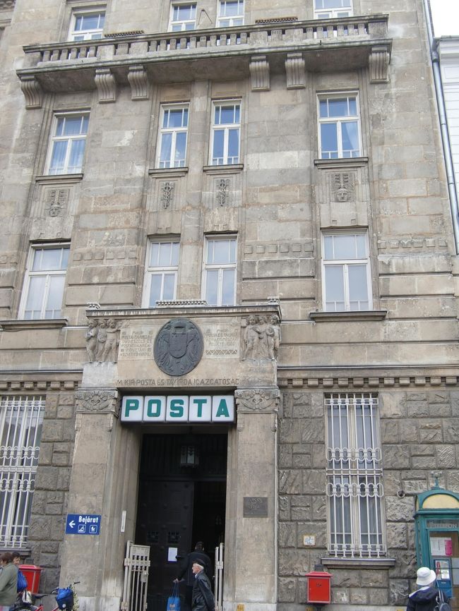 公園の前の郵便局も古い建物です。<br /><br />ショプロンは16世紀のオスマントルコ軍の襲撃も免れた街。今日は中世の佇まいそのままの建物を数多く見てきました。<br />