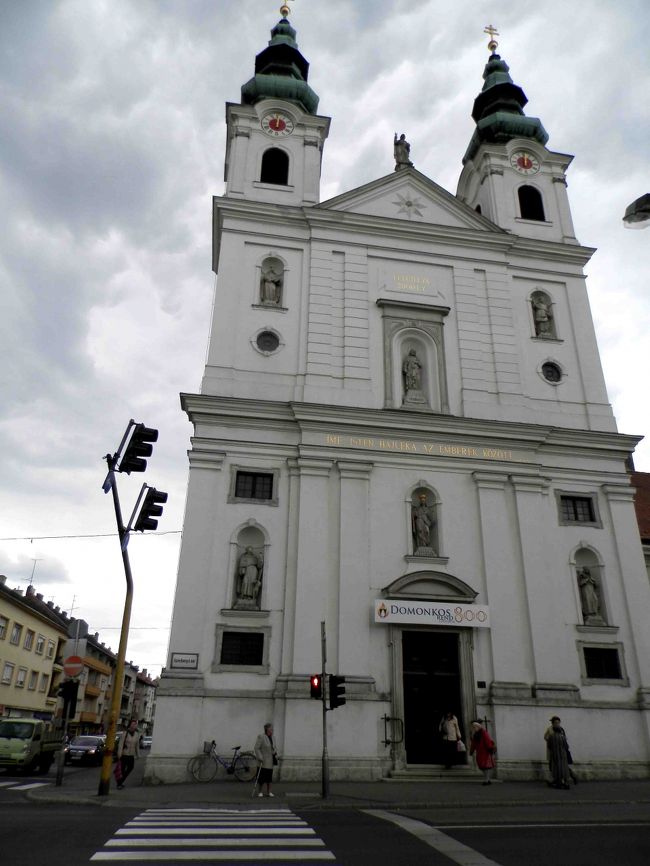 1719年ー1725年に建造されたセント・ジュード・タデウス教会（旧ドミニコ教会）。<br /><br />公園の向こう側に見える美しいバロック建築の教会を最後に見て駅に向かいます。<br />