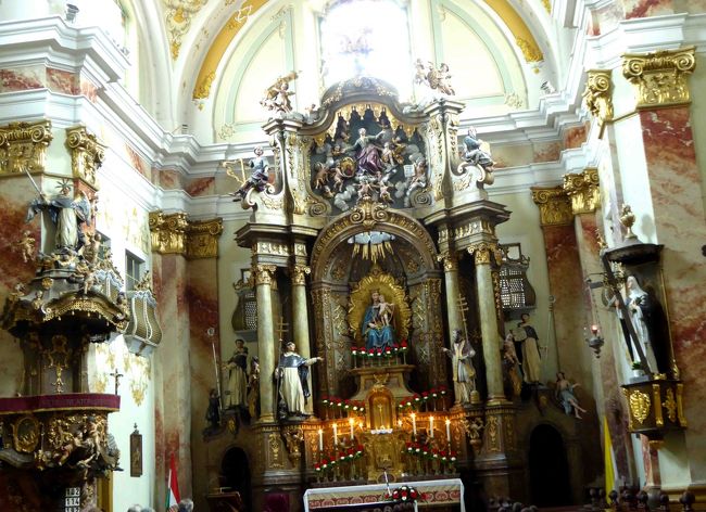 豪華な祭壇。<br />