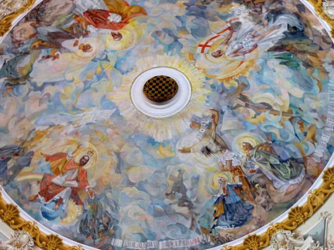 鮮やかな丸天井のフレスコ画。<br />