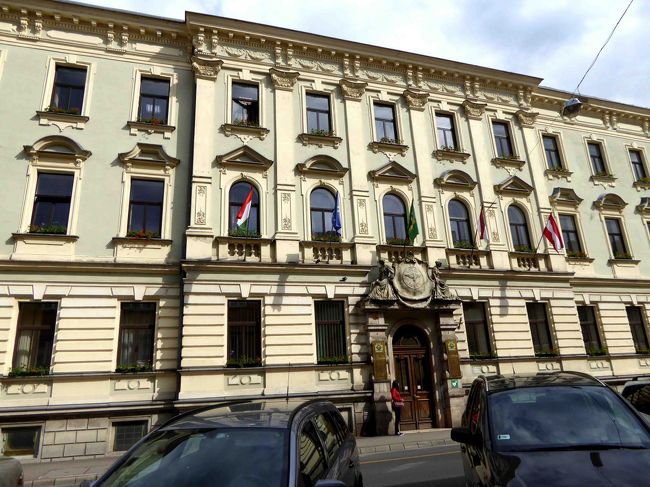 教会を出て駅に向かう途中にまたまた素晴らしい建築物を見つけました。<br />これも写真に撮ります。<br />