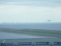 向こうでは飛行機が離陸しています。