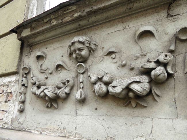 鼻の欠けた天使の浮き彫り。<br />この装飾をみてもかなり古い建物です。<br />