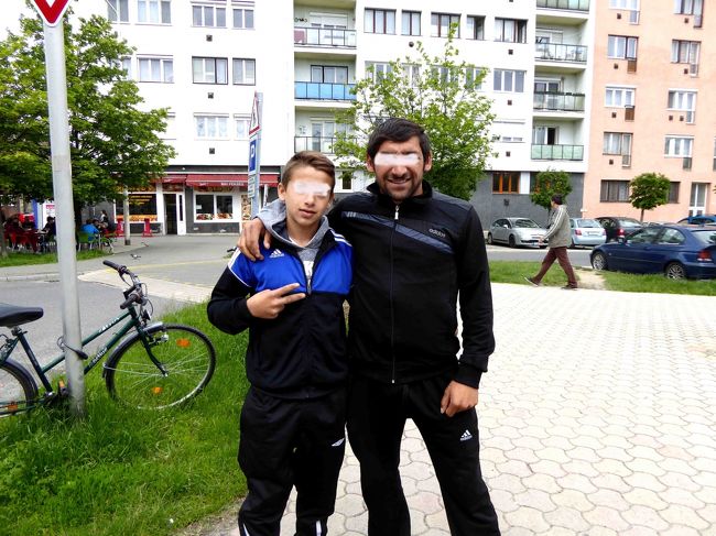 そしたら今度は自分たちを撮れと。<br />別に面白い被写体でもないけど、撮れって言うのなら撮りましょう。<br /><br />その後男の子の口から出てきた言葉は何と<br />「ツーユーロちょうだい」。<br />自分たちで撮れと行ったくせにモデル代を請求するつもり！？<br />なんてズーズーしい。<br /><br />ちょっと強い口調で「ノー！！」と言いその場を離れました。<br />写真でも指2本を出して2ユーロってアピールしていますね（笑）。<br /><br />この親子もどうやら移民が難民か外国人っぽいけど、着ている服もまともだし顔色もとてもいい。何より若いでしょう。働きなさいよ！。<br /><br />皆様もこの手のしょぼい物乞いにはお気を付けください。<br />