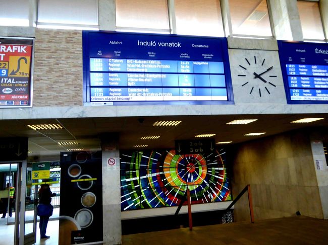 電光掲示板で時刻表を見るとあと10分ちょっとでウィーン行きのREXがあるようです。<br />もう4時半になりますし、当初予定していたハイドンゆかりのアイゼンシュタット行きは止めてそのままウィーンに戻ります。<br /><br />欲張っていろいろ計画はするけれど、臨機応変にスケジュール変更ができるところ、それが個人旅行のいいところですね。<br />特にシニアには、その要素は必要不可欠です。<br /><br />