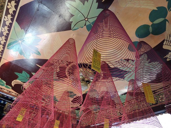 螺旋状の線香は、中国文化・建築を<br />代表する大切なものなんだって。