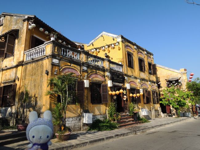 川沿いのこの道はレストランが<br />結構ならんでました。