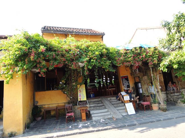 黄色い建物が多いね～(^^)<br /><br />ハノイでは黄色い建物は<br />政府の建物だよと教えてもらったｹﾄﾞ、<br />これは絶対レストランだ(∀)