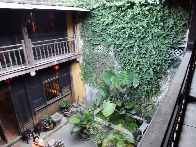 中庭。<br />少し涼しい。<br /><br />建物の天井が低いらしく、<br />黒人系のおにーさんが、<br />頭打ってｷｰってなってました(^m^)