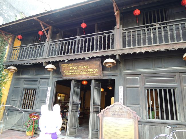 始まるまで、まだ時間があるから<br />お隣の民族博物館に行ってみよー。