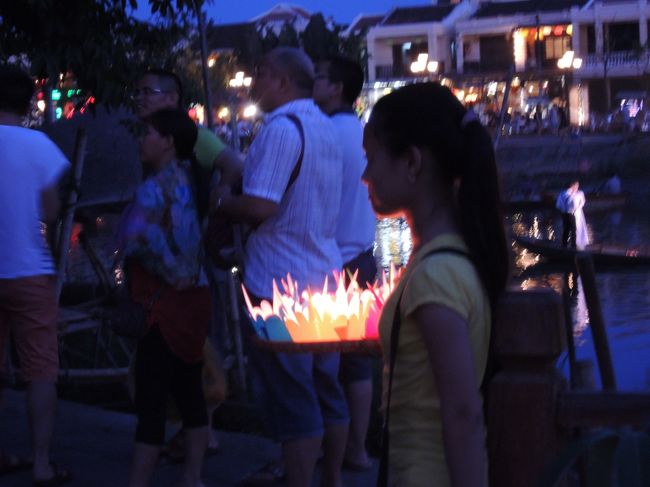 川に浮かべる灯籠売ってる(* 'ω')