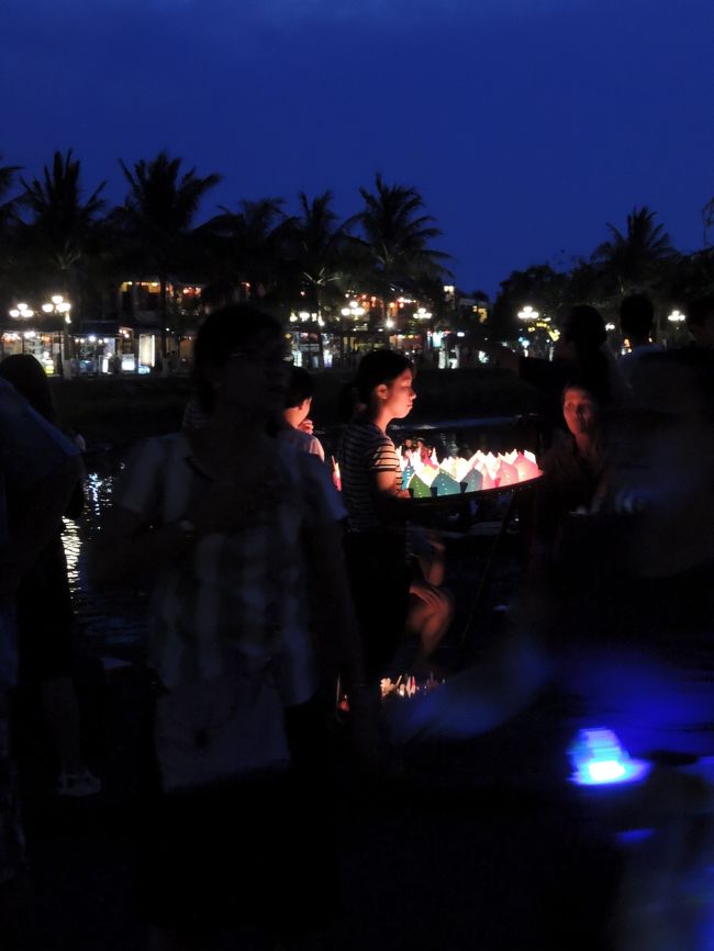 日が落ちて、<br />涼しくなったけど、<br />昼間の暑さの疲れもあり、<br />うれしいような、しんどいような(^^;