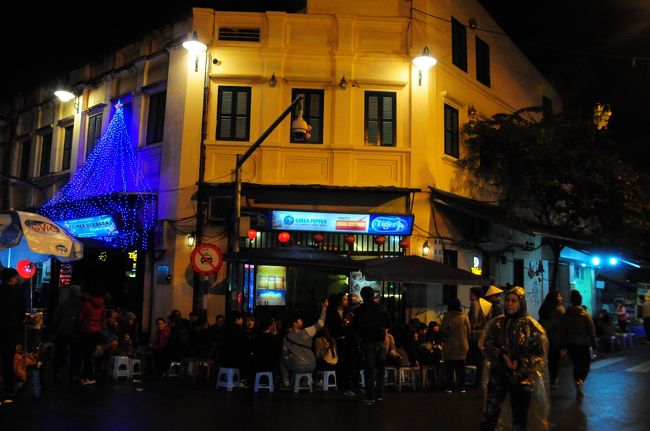 あと多くの外人がこの低い椅子に座って鉄板焼き？みたいなのをよく食べてました。