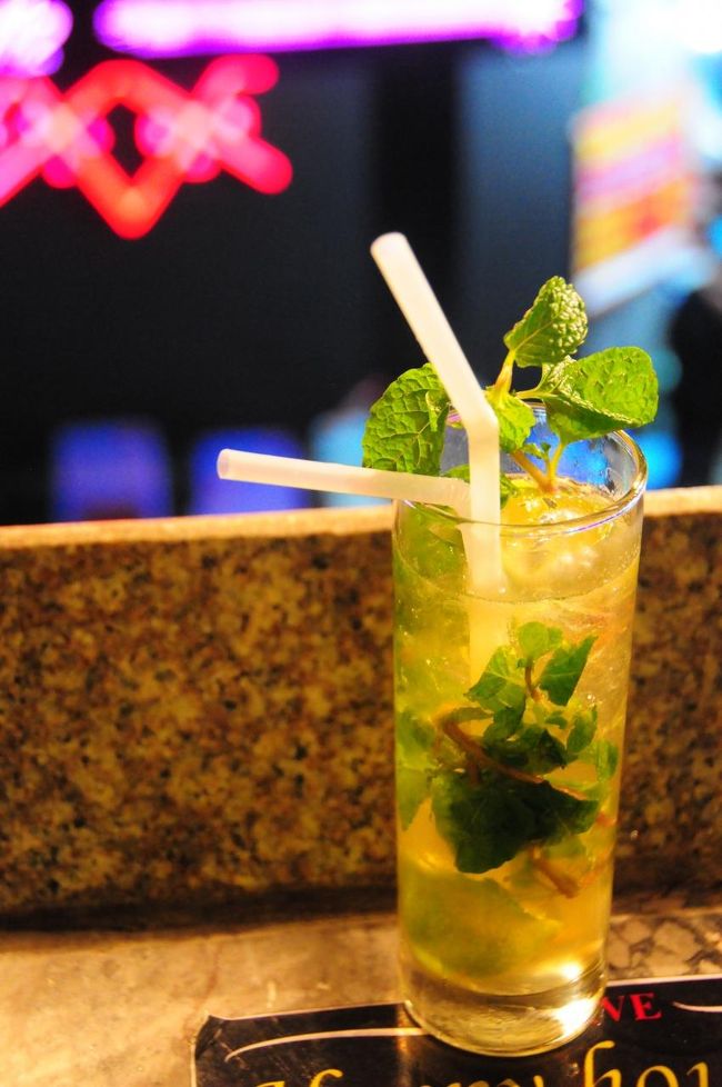 この後のタンロン水上人形劇までまだ時間があったので、別のお店で時間つぶし。<br />キューバ旅行以来くせになったモヒートを。