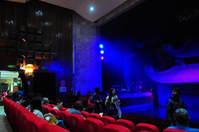 時間が来たのでタンロン水上人形劇場へ。<br />開演前に会場を一枚撮影。