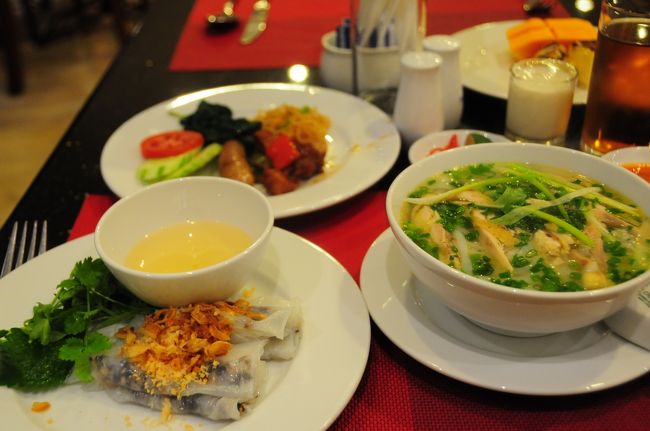 最終日の朝。ホテルの朝食。<br />フォーと春巻きにしました。