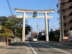 お次は、国府宮駅の乗り換えのときに、
頭上にあった宣伝の看板で気づいた尾張大國（国）霊神社へ行くことにしました。
