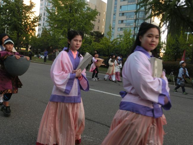 百済ちゃん!!　(*^-^*)<br /><br />百済王国が誇る輸出品の行列に登場。主な貿易相手は、ワクワク倭国だから、手には千字文。漢字キャンペーン百済ガール。なのに、王名すら漢字で書いてあげないんですかー(涙)
