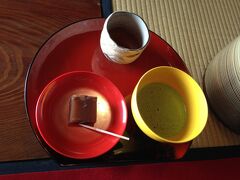 摠見寺仮本堂でお抹茶をいただく。
特別拝観は日曜だけのようです。
