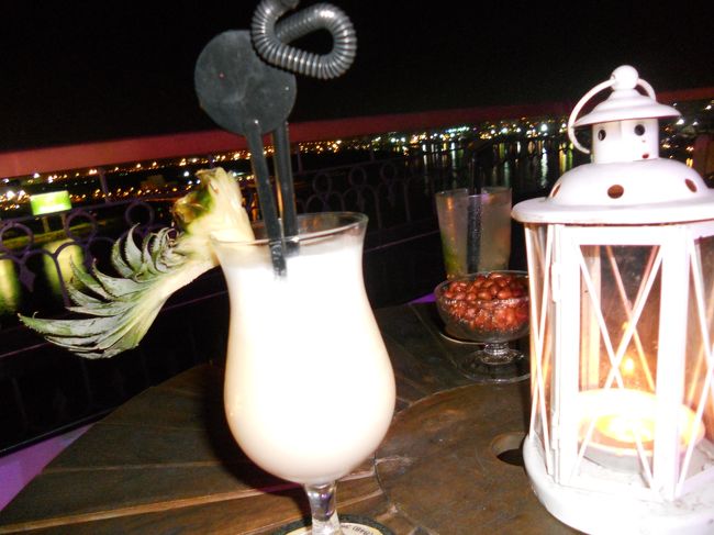 旅行でしか飲まない、ピニャコラーダ。夫はモヒート。<br />前を流れるサイゴン川。<br />