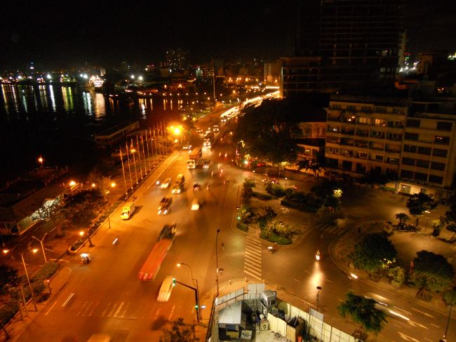 涼しい風、真下の喧騒が心地よい。