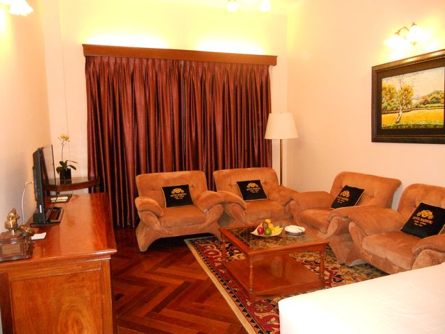 室内は、天井が高くて広い。<br />端っこの部屋で、眺めは悪いけど、広かった。ベットは２つ。トイレも２つ。テレビも２台。<br />２人で来て、途中ケンカしても、大丈夫です。<br /><br />ベットには、花とチョコレートがセットされていた。<br />ウェルカムフルーツもあり。