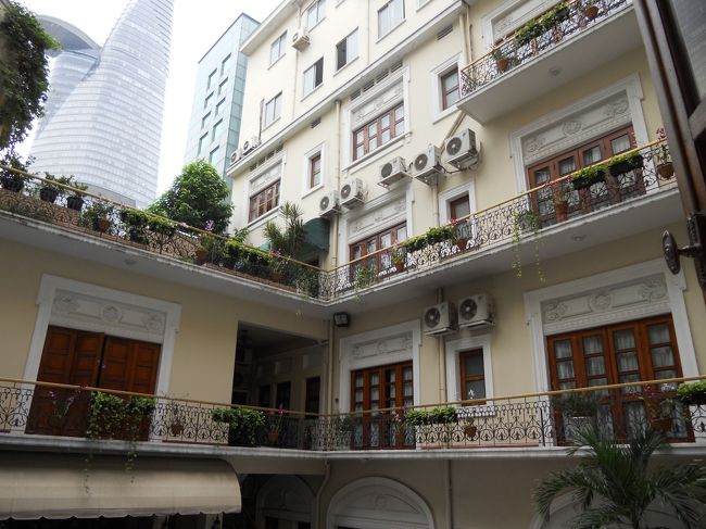 中庭には、プールあり。<br />誰も、泳いでないけど。