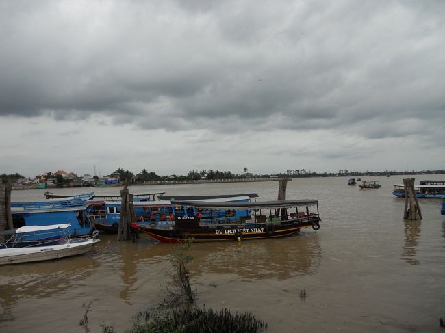 ミトーで、メコン川クルーズ。<br /><br />濁ってる濁ってる。<br /><br />アジアの川だね～。現在、干潮らしい。川でもあるんだ。