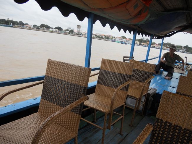 こんなボートにこんな椅子。<br />なんか笑っちゃう。<br />乗り心地はいいです。<br /><br />風切って、いい気持ち。