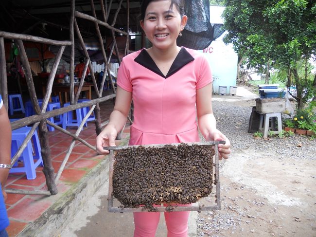 中州にある島。<br />養蜂をやってるらしい。お姉さんがミツバチを見せてくれる。<br /><br />その後、ハチミツ茶をごちそうになり、セールストークを受ける。<br />