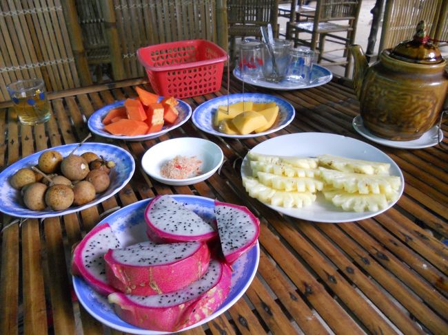 島をぶらぶら。さびれた土産物やを過ぎ、フルーツをごちそうになる。<br /><br />もちろん、フルーツだってただじゃありません！