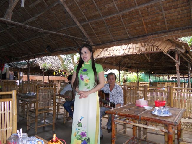 お姉さんたちが歌を歌いにくる。<br />全部で６人。うちら2人。<br /><br />現地の歌の後、「幸せなら手をたたこう」を合唱され、みんなに囲まれて、チップを入れるかごを置かれる。<br />こわいよ～。<br /><br />仕方ないとは思うけどね。この人たち、これで食べてるんだろうし。<br />でも、なんとか商法みたいだよ"(-""-)"