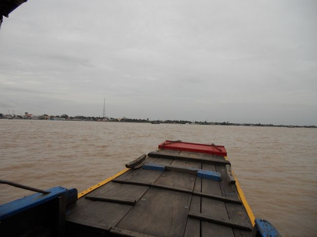 また、ボートで移動する。<br />天気は、曇り。太陽を見ることはなかったけど、雨も降らず。<br />