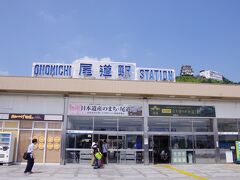 尾道駅の駅舎はシンプルな感じですが、尾道城が見えます!