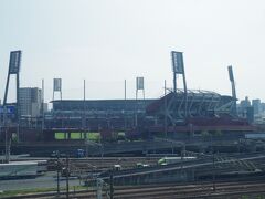 広島駅に近づいてくると、赤いマツダスタジアムが見えてきました!