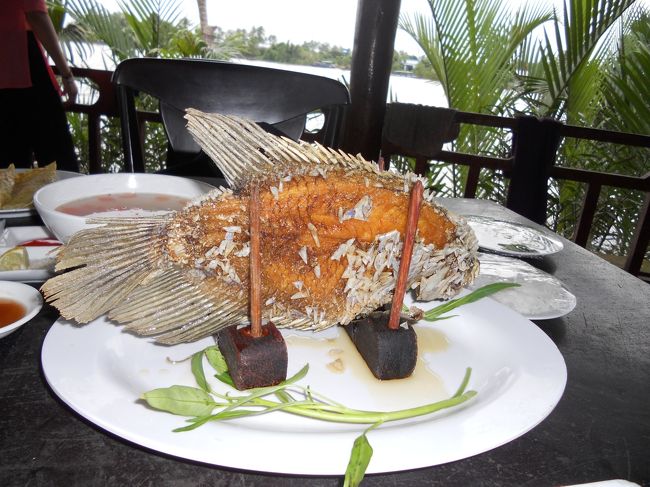 雑誌やネットで、よく見るエレファントフィッシュの唐揚げ。<br />うろこがあって、グロテスク。<br /><br />持ってきた、バイトみたいな若い女の子が、ちゃっちゃと魚をほぐして、ビーフンと青菜と一緒に、ライスペーパーに巻いてくれる。<br /><br />おいしい！と、感動を伝えようとすると、バイトちゃんは、すでにスマホに夢中。日本で、それやったらクビだよ。