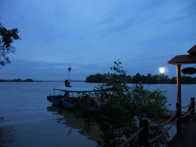 だんだんと暗くなってくる。<br />