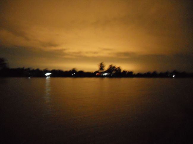 遠くは、夕焼け。<br />静かで、涼しい。<br />もっと暗くなり、蛍を見に行く。<br /><br />ぴかぴか光ってきれいでした。