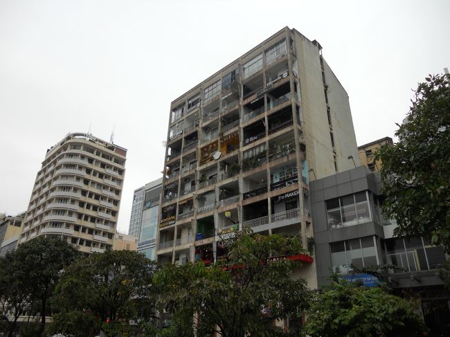 今日は街をだらだらっと歩く。<br /><br />信号はとても増えた。車は止まるけど、バイクはあまり止まらない。歩道も走る。<br /><br />ホーチミン人民委員会庁舎に続くこの通りは、車もバイクも入れない。<br />安心して歩けます。