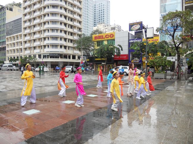 踊ってる子供たち。