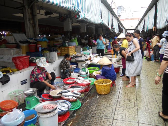 ベンタン市場まで、歩く。<br />曇ってるけど、湿度が高く汗だらだら。<br /><br />市場はにぎやか。