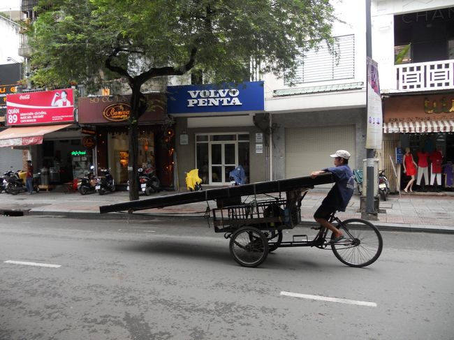 大きな看板を運ぶおじさん。<br /><br />この後、またマッサージ。