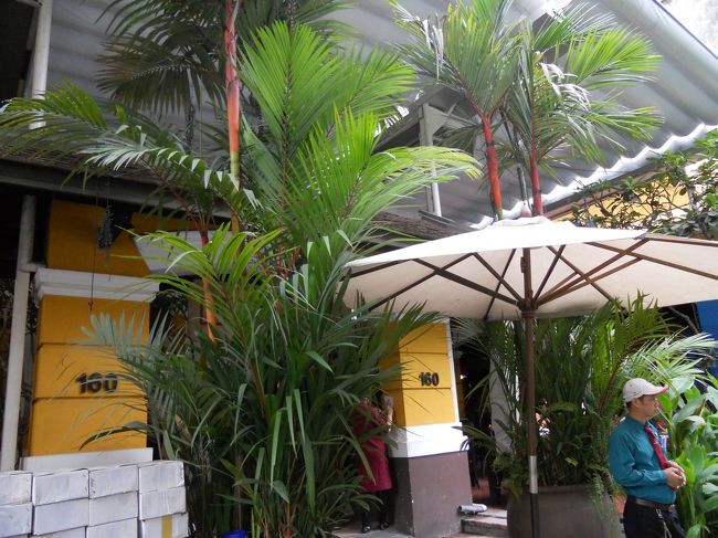 お昼は、ニャーハンゴン。ハノイでも行った。<br /><br />ここは、日本語メニューはない。ベトナム語の下に小さい字で、英語表記あり。ただ、大人用メガネがなくて、小さい字の英語は全く読めない。（かといって、読めるわけではないけど）<br /><br />適当に頼んだら、変な肉。失敗。