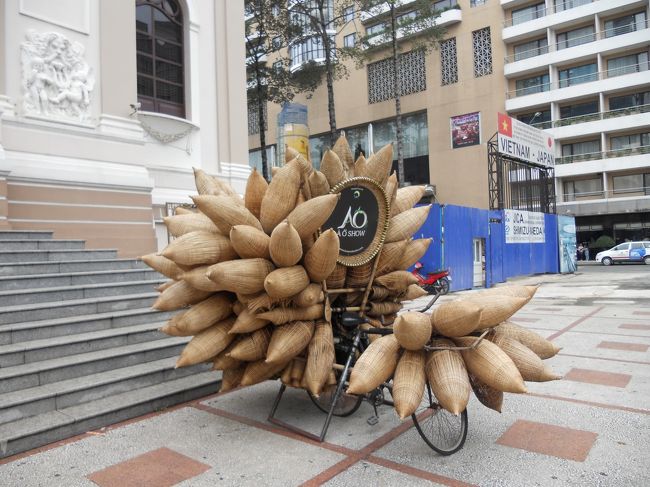 市民劇場の前。